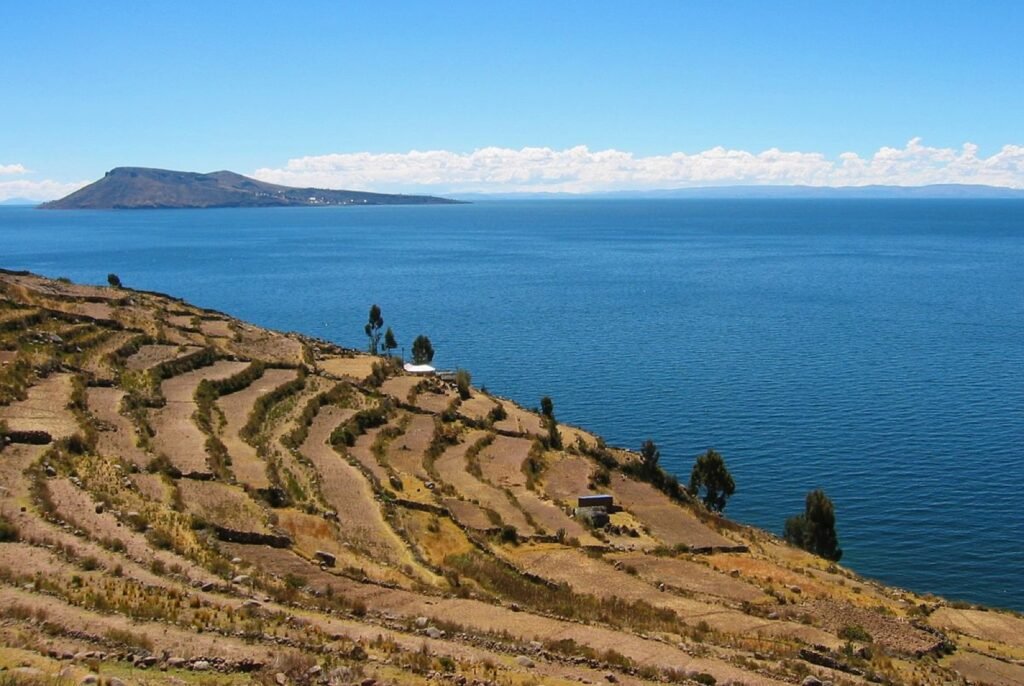 Terrazas agrícolas sobre el lago Titicaca en Amantaní, camino de los miradores