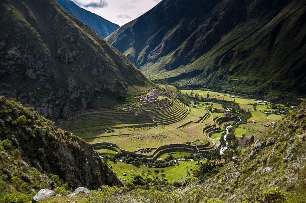 Valle con andenes incas visto desde un sendero de montaña cerca del Camino Inca
