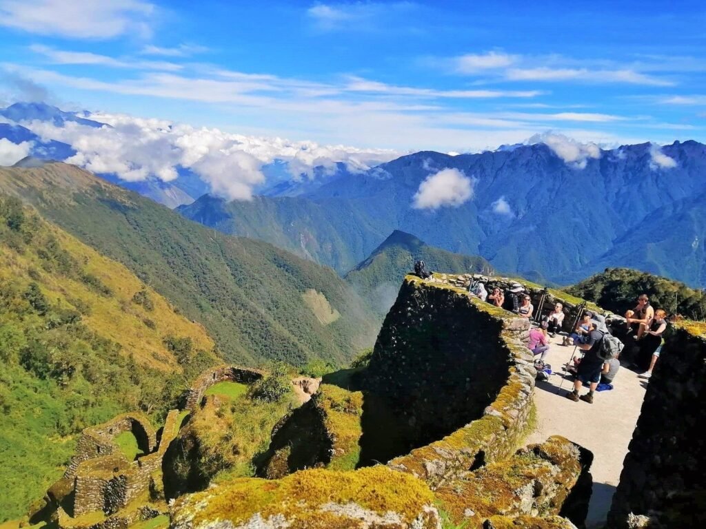 Ruinas incas sobre una cresta con vista a las montañas del Camino Inca hacia Machu Picchu