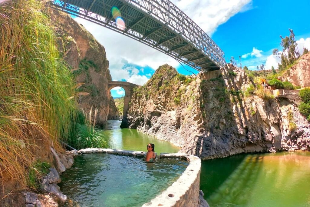 Puente sobre una poza de aguas termales en el valle del Colca, cerca de Chivay