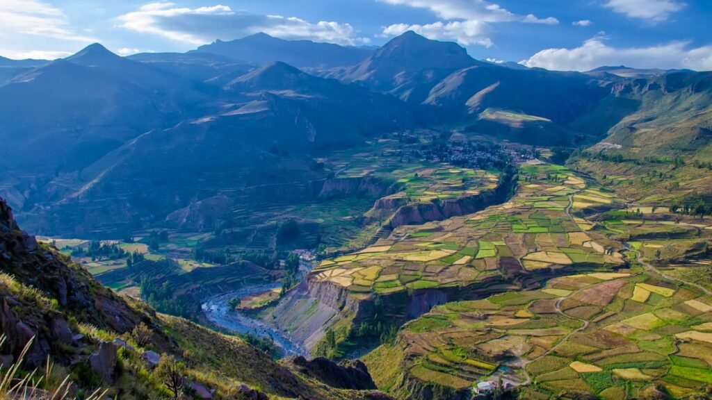 Terrazas agrícolas y río en el valle del Colca, al que llegas con un cañón del Colca tour de dos días