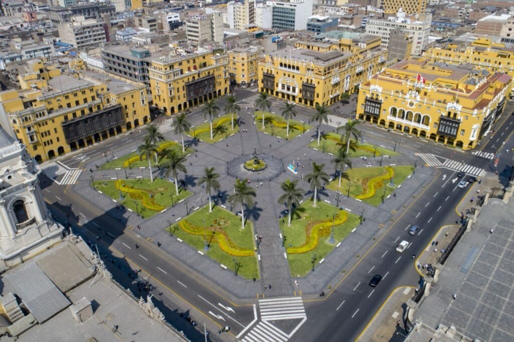 Vista aérea de la Plaza Mayor de Lima, en el centro histórico cerca del Circuito Mágico del Agua