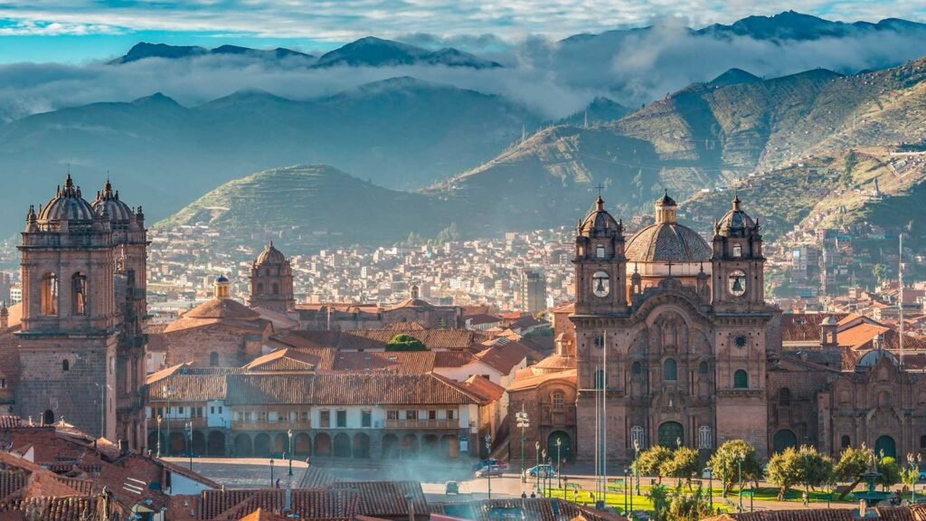 Plaza de Armas de Cusco con la catedral y las montañas al fondo