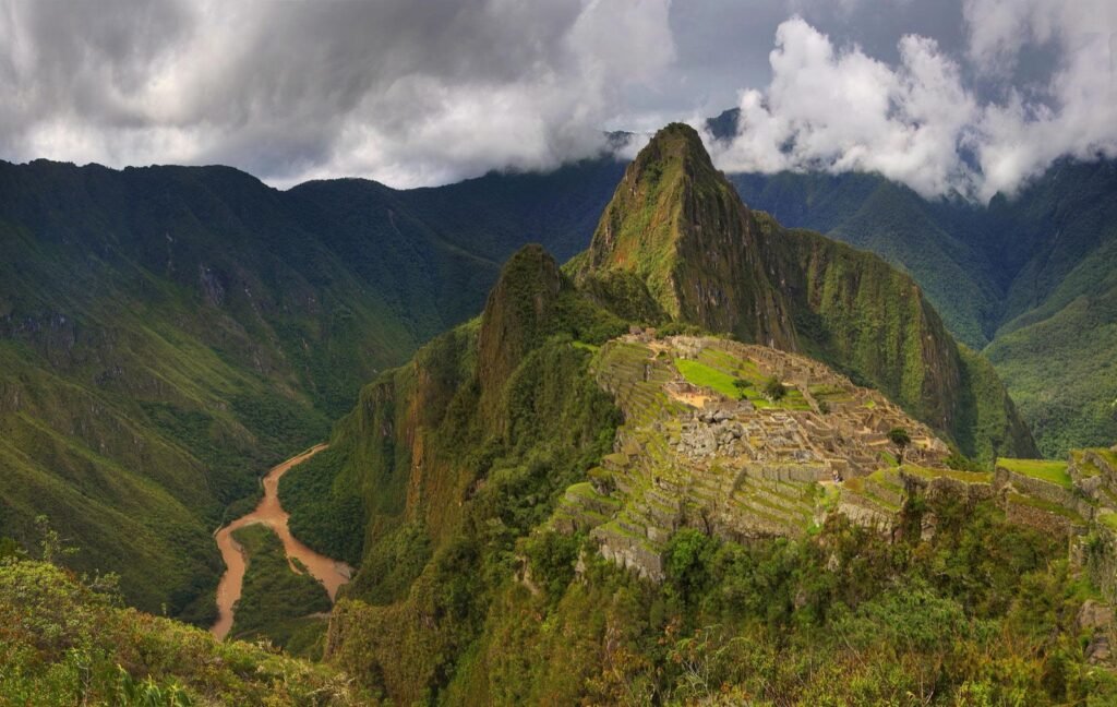 Vista de Machu Picchu y del río Urubamba entre montañas verdes