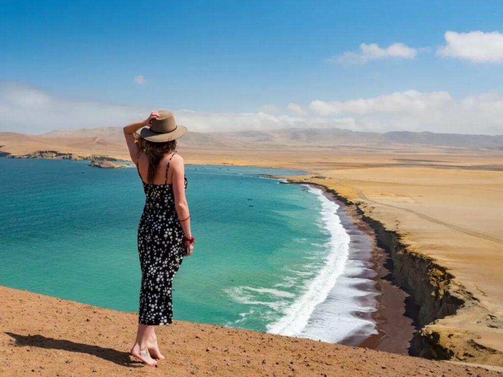 Mirador sobre una bahía de aguas turquesas y arena dorada en la Reserva Nacional de Paracas