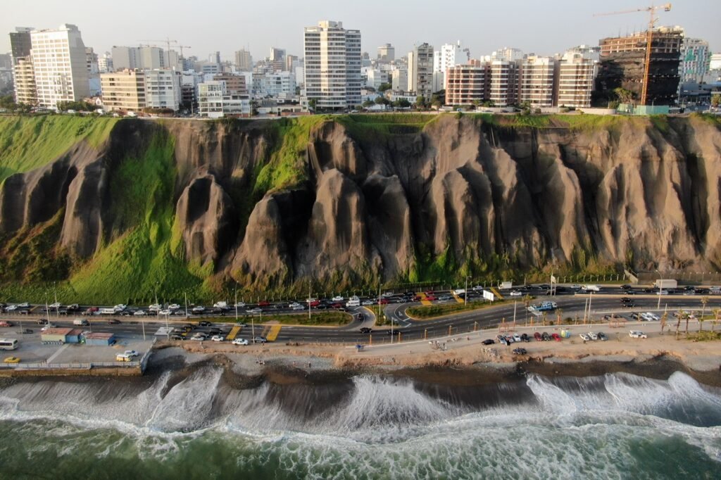 Acantilados de la Costa Verde y edificios de Miraflores frente al mar en Lima