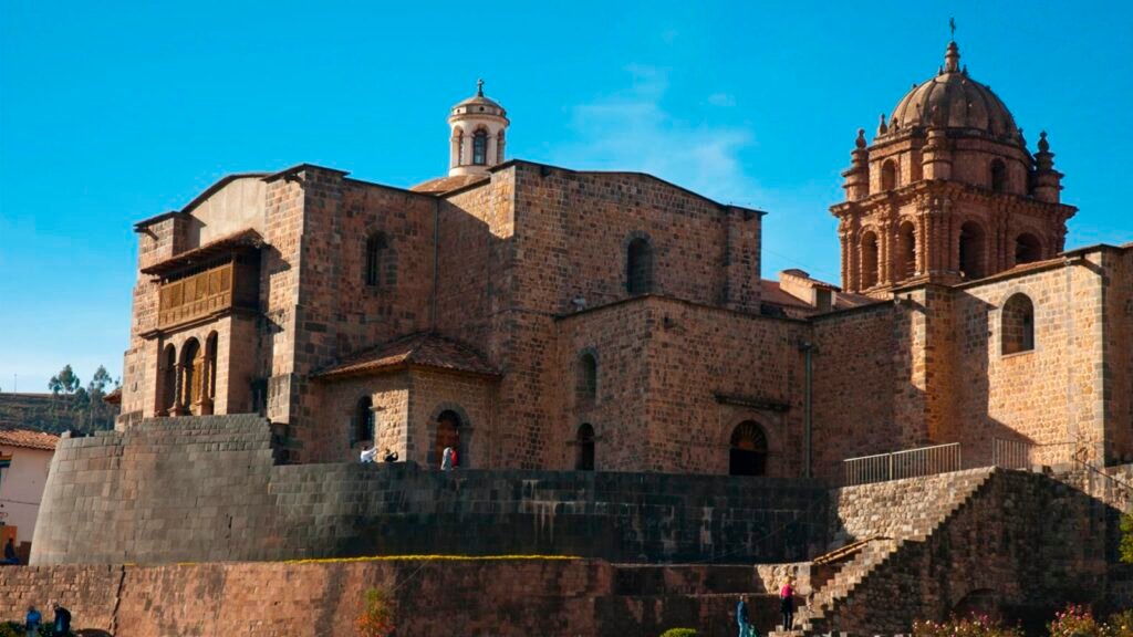 Templo del Qoricancha en Cusco con muros incas y cúpula colonial