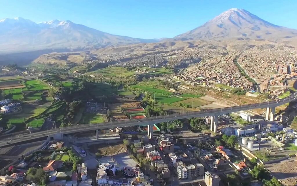 Volcanes y valle de Arequipa vistos desde lo alto, camino al altiplano de la laguna de Salinas de Arequipa