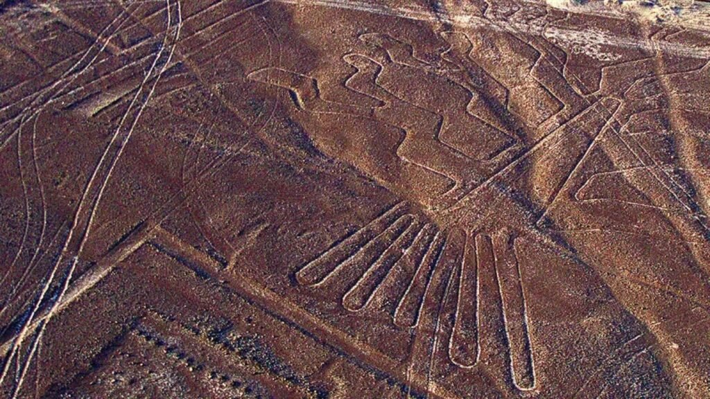 Geoglifo del árbol en el desierto de Nazca, una de las figuras visibles desde el mirador y desde el aire