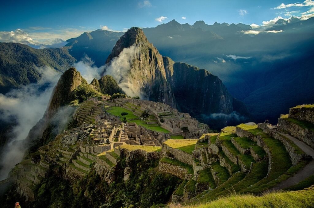 Luz de la mañana y neblina sobre la ciudadela de Machu Picchu, vista típica de un viaje de Machu Picchu en dos días