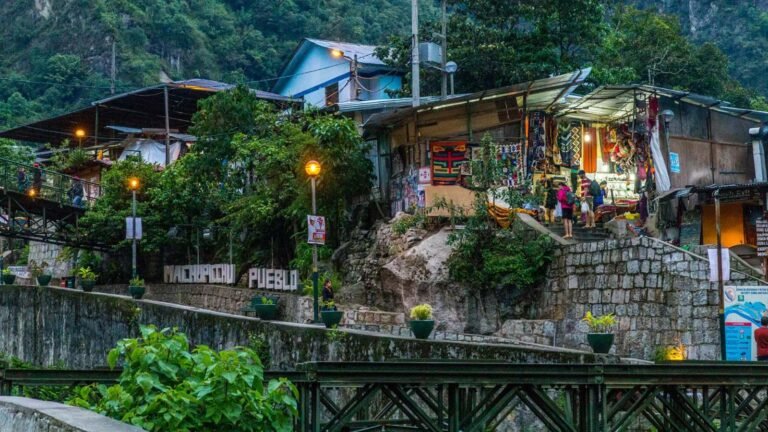 Machu Picchu en 2 días con noche en el pueblo