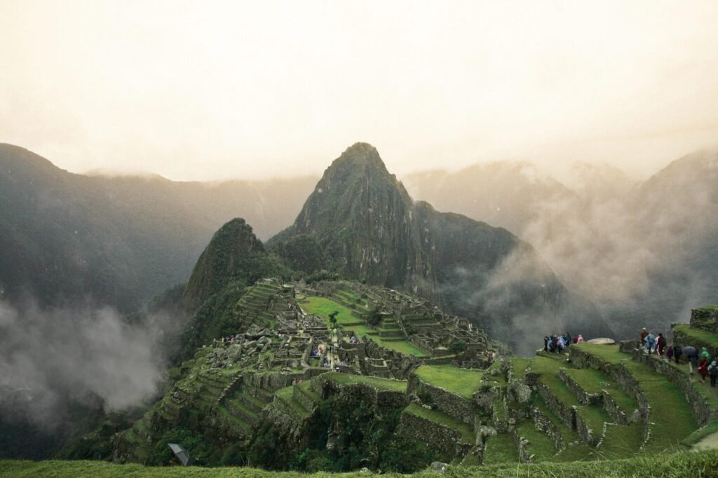 Machu Picchu con neblina al amanecer, una de las imágenes típicas de la mejor época para viajar a Perú