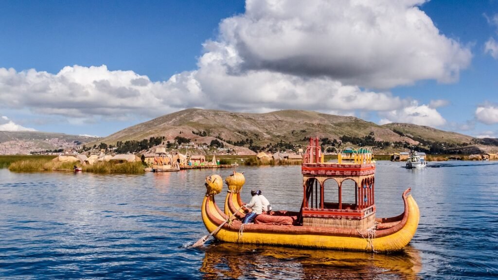 Balsa de totora junto a las islas flotantes de los Uros en el lago Titicaca