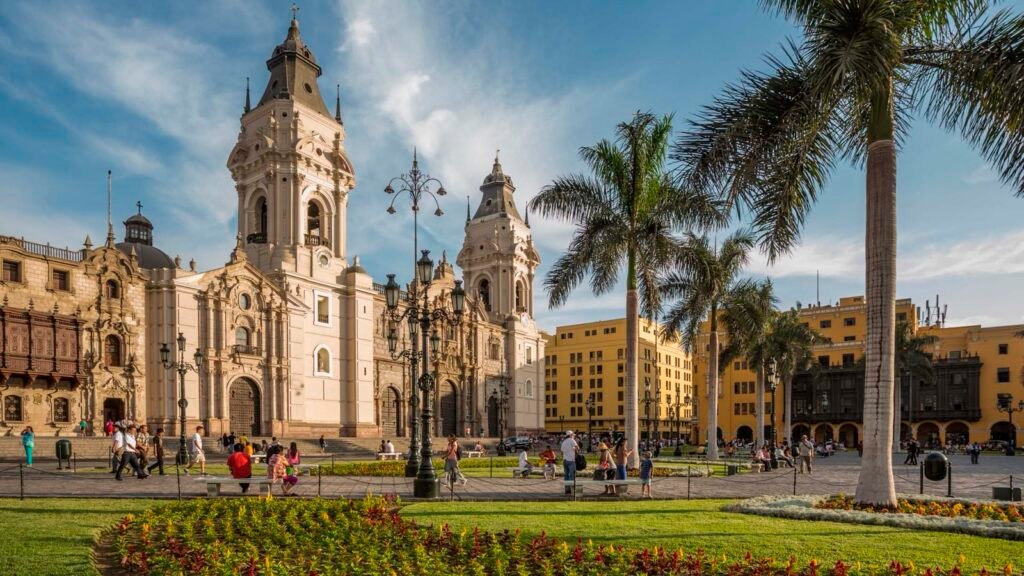 Plaza Mayor de Lima con la catedral y las palmeras en el centro histórico