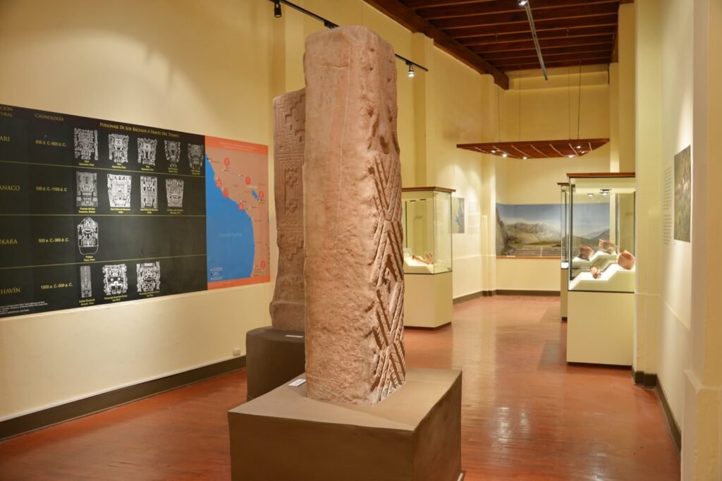 Estela de piedra tallada expuesta en un museo de Puno, muestra del legado prehispánico del altiplano cercano a Sillustani