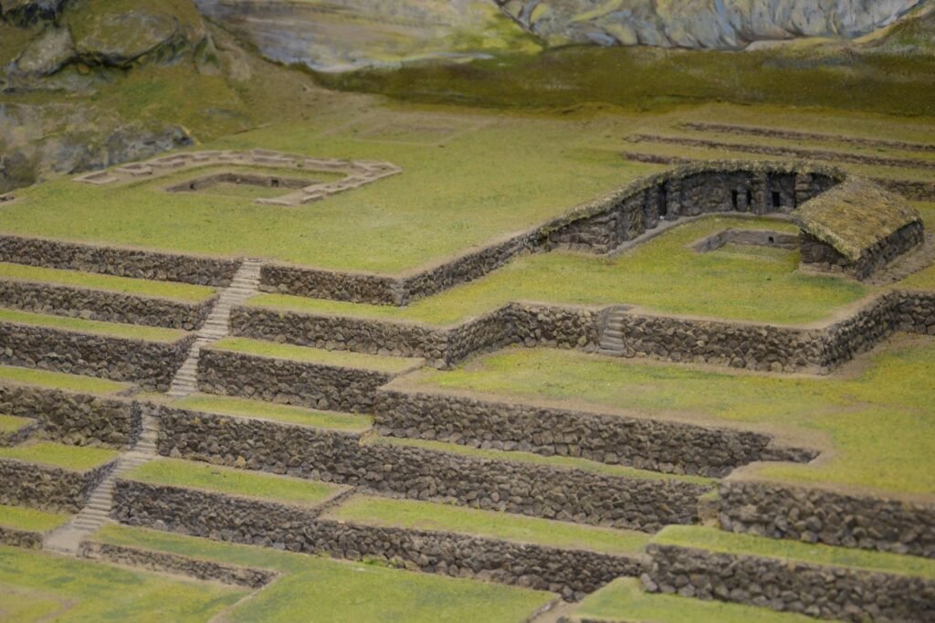Restos de muros y terrazas de piedra en la región de Puno, paisaje cercano a las rutas culturales del altiplano